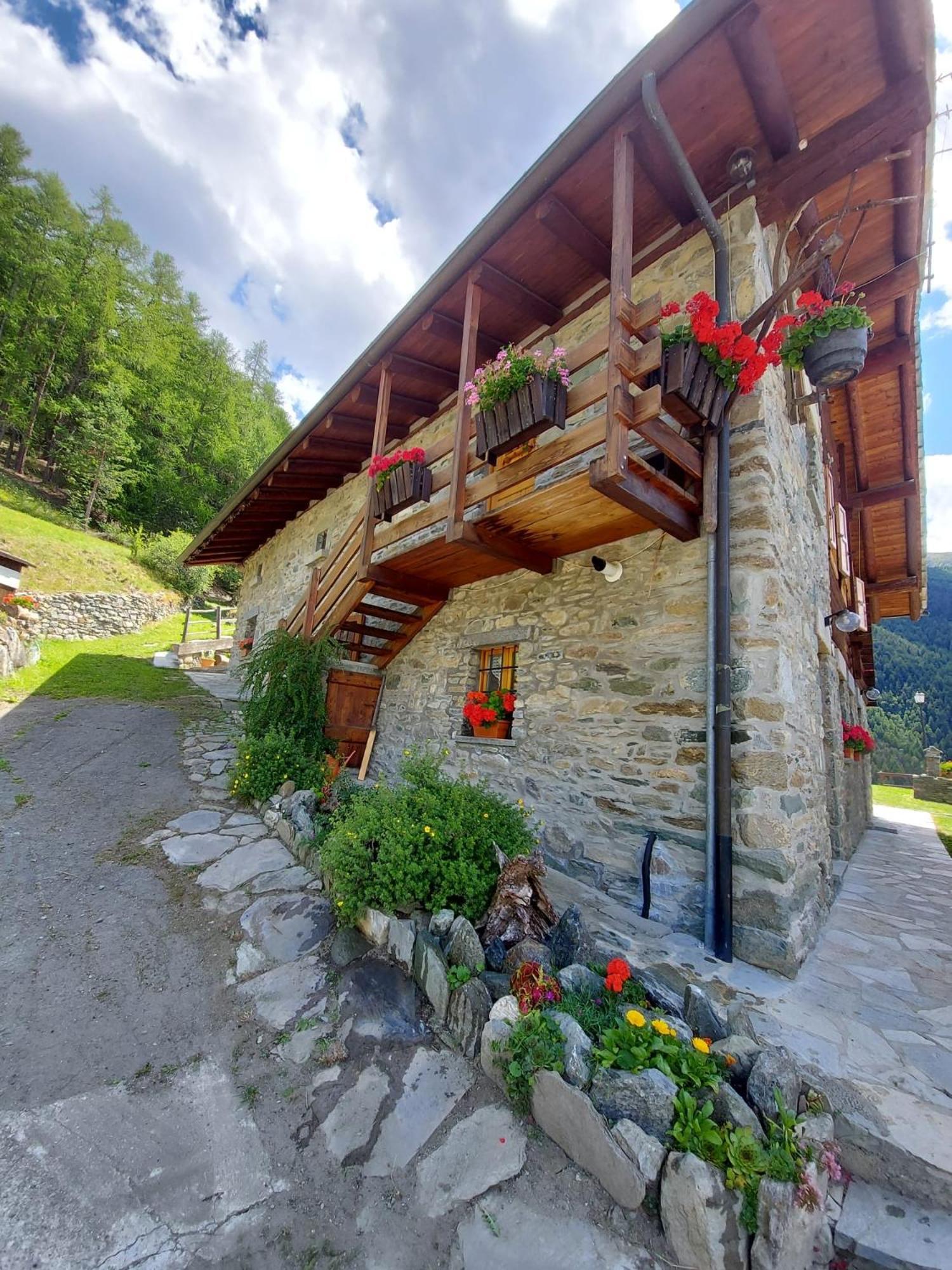 Monolocale Di Montagna Guest House Gressan Exterior photo
